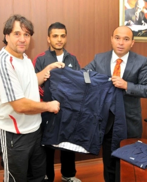 Kick boksçu Öner?e ödül