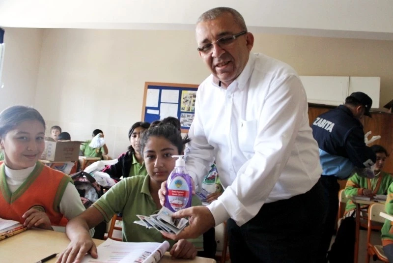 Öğrencilere temizlik malzemesi, diş fırçası ve macunu dağıtıldı