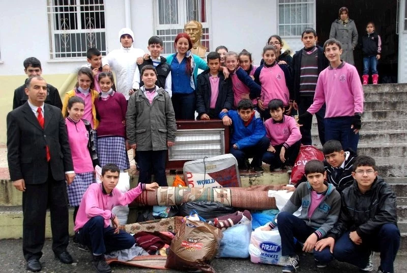 Şirinyurt İlköğretim Okulu`ndan Suriyelilere kışlık eşya yardımı