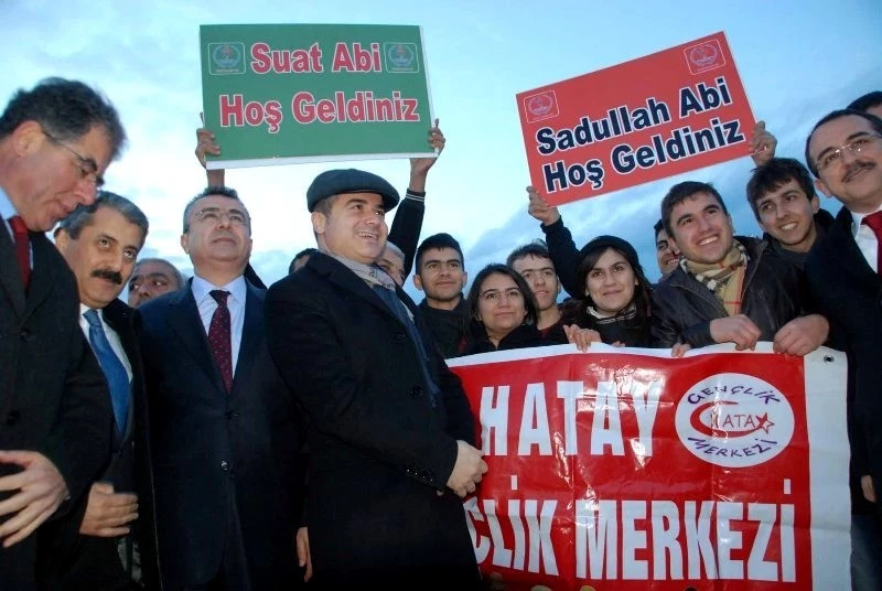 Bakanlar, `Abi` yazılı pankartlarla karşılandı