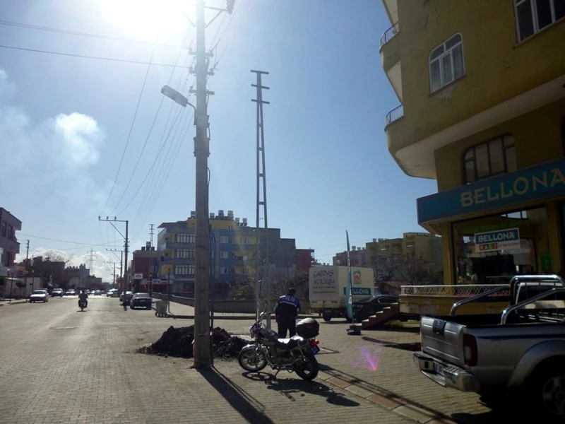 Payas`ta cadde ortasındaki direkler kaldırılıyor