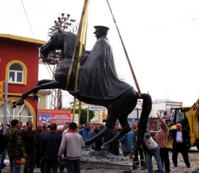 Yazıklar olsun.. Erzin`de Atatürk anıtının yerini değiştirdiler