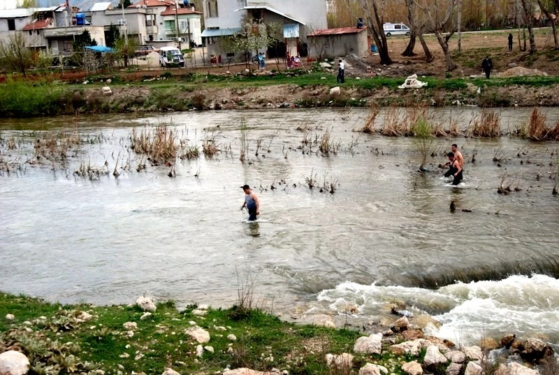 Azgın sulara kapılan çocuk yaşam savaşı veriyor