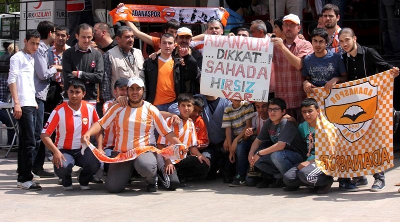 Adanaspor taraftlarları hakem kararlarını protesto etti