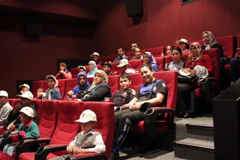 Polis, öğrenci ve velilerini sinemaya götürdü