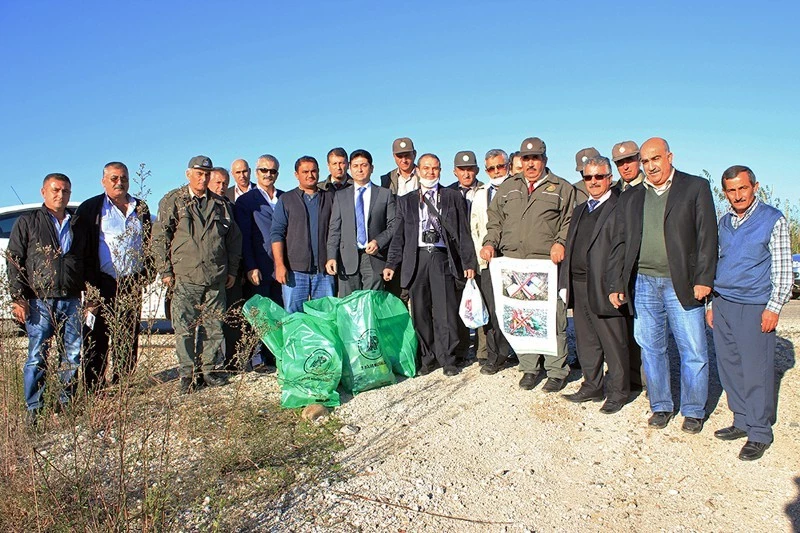Doğadaki, boş zirai ilaç kutuları ile av fişekleri toplandı