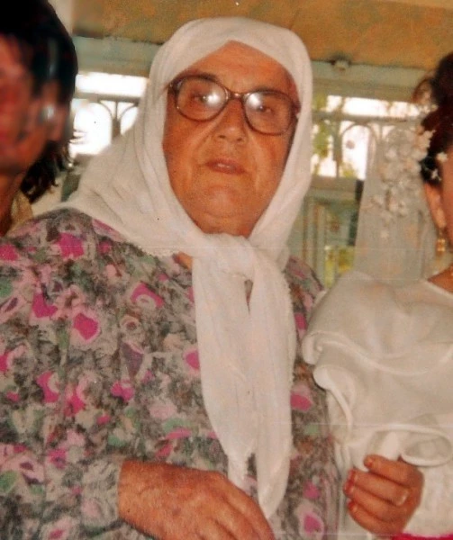 Otomobil, yol kenarında oturanlara çarptı: 2 kişi öldü