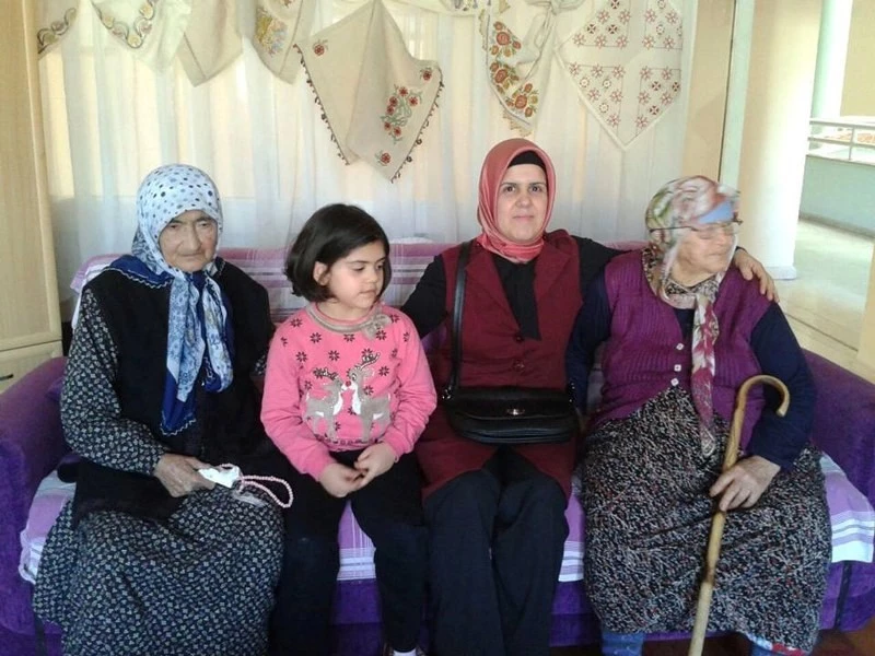 Eğitimci bayanlardan, huzur evi ziyareti