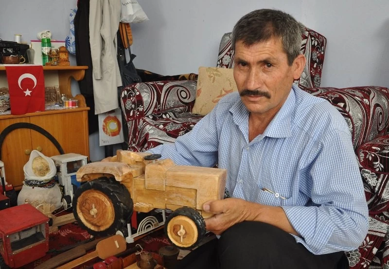 Tahta parçalarını maket traktörlere dönüştürüyor