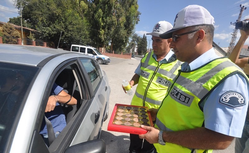 Trafik polislerinden sürücülere bayram çikolatası