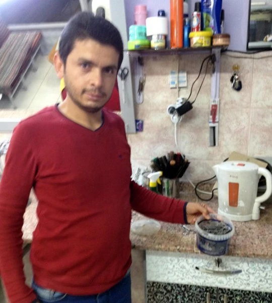Osmaniyeli berber, jiletleri çöpe atmayıp kutuda biriktirdi
