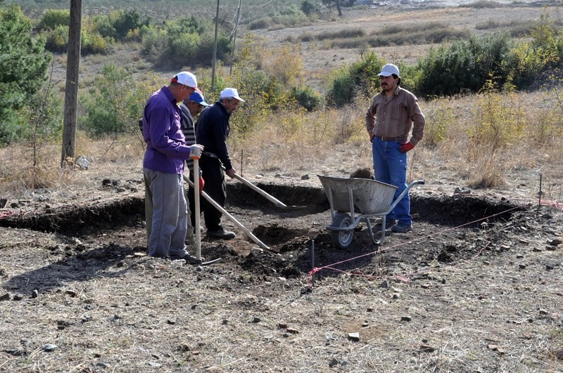 Taban mozaiklerinin bulunduğu alanda kazı çalışması