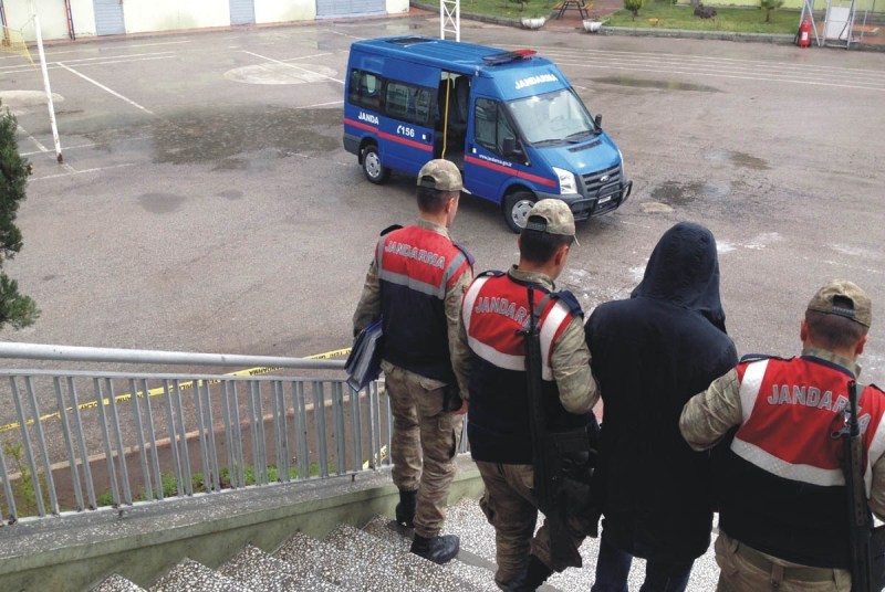 Jandarma uyuşturucu satıcılarına operasyon düzenledi: 5 gözaltı