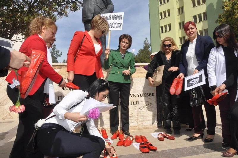 Şiddet kurbanı kadınları temsilen kırmızı ayakkabı bırakıldı