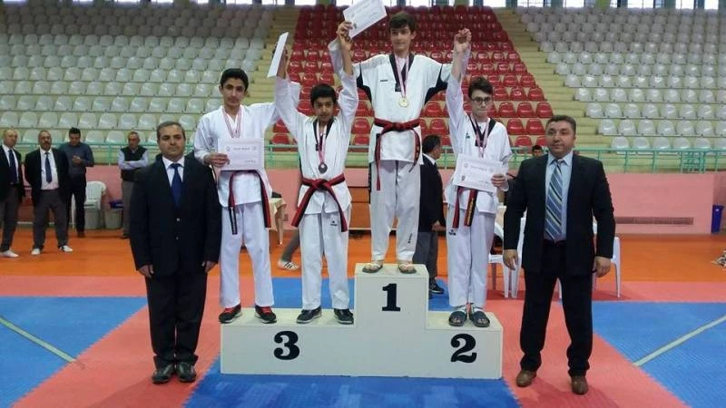 Osmaniyeli Taekwondocular dereceyle kente döndü