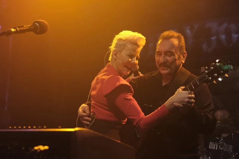 Ümit Besen Ve Pamela`dan ``Elektro`` Dans