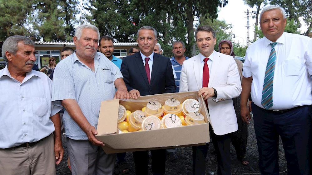 Toprakkaleli üreticilerimize Akdeniz meyve sineği tuzağı dağıtıldı