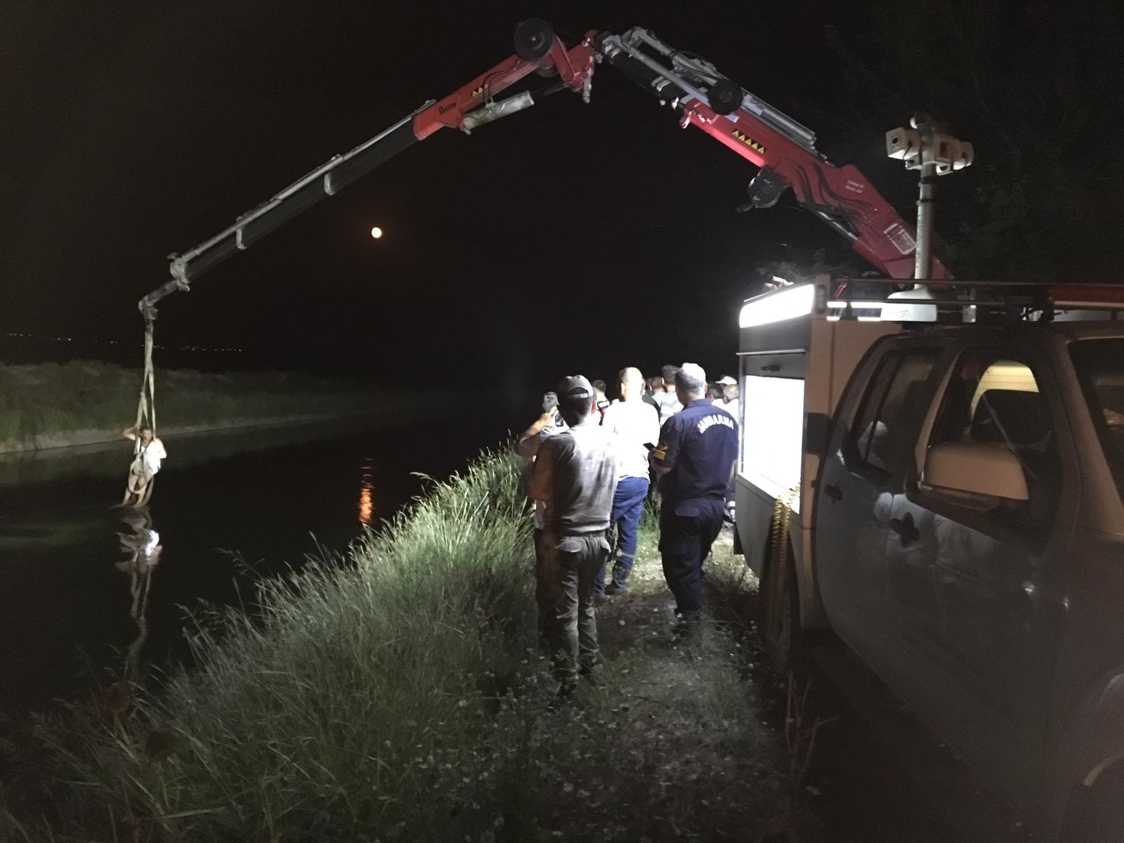 Ototmobil sulama kanalına uçtu: 2 kişi kayıp