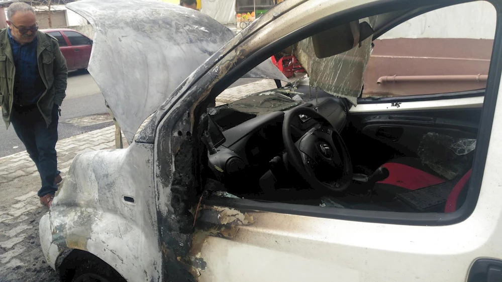 Osmaniye?de üç aracın kundaklanma anı kamerada