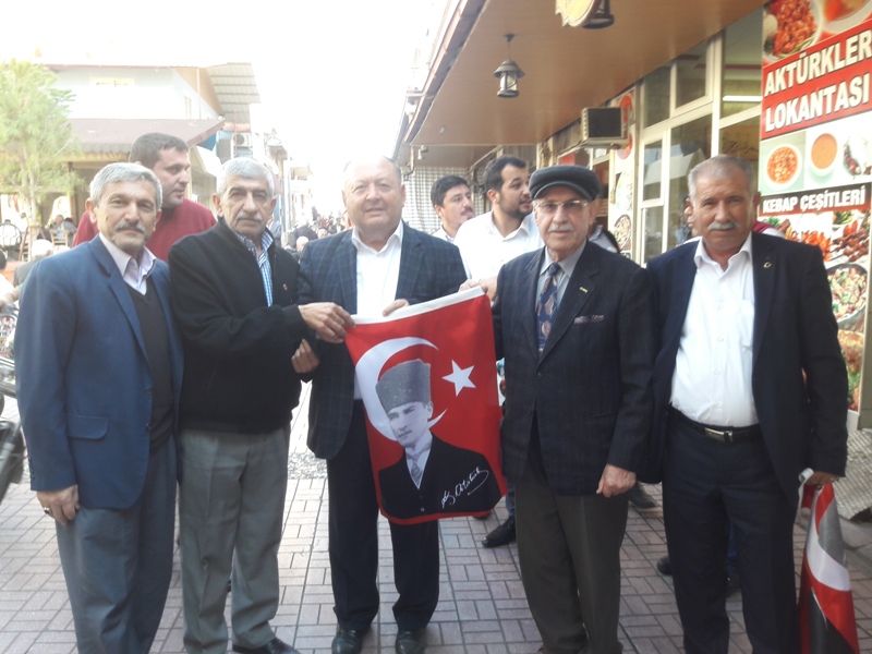 Başkan Tarhan`dan Atatürk posterli Türk bayrağı hediyesi