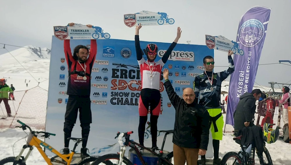 Kar üstündeki bisiklet yarışında birinci oldu