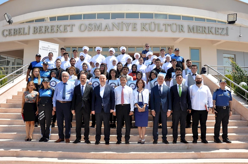 Komi, aşçı ve pastacı çırağı kursiyerlerine sertifika