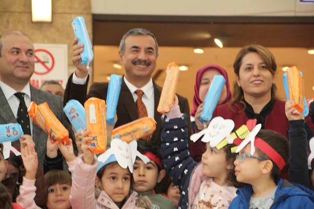 Öğrencilere ücretsiz diş macunu ve fırçası dağıtıldı