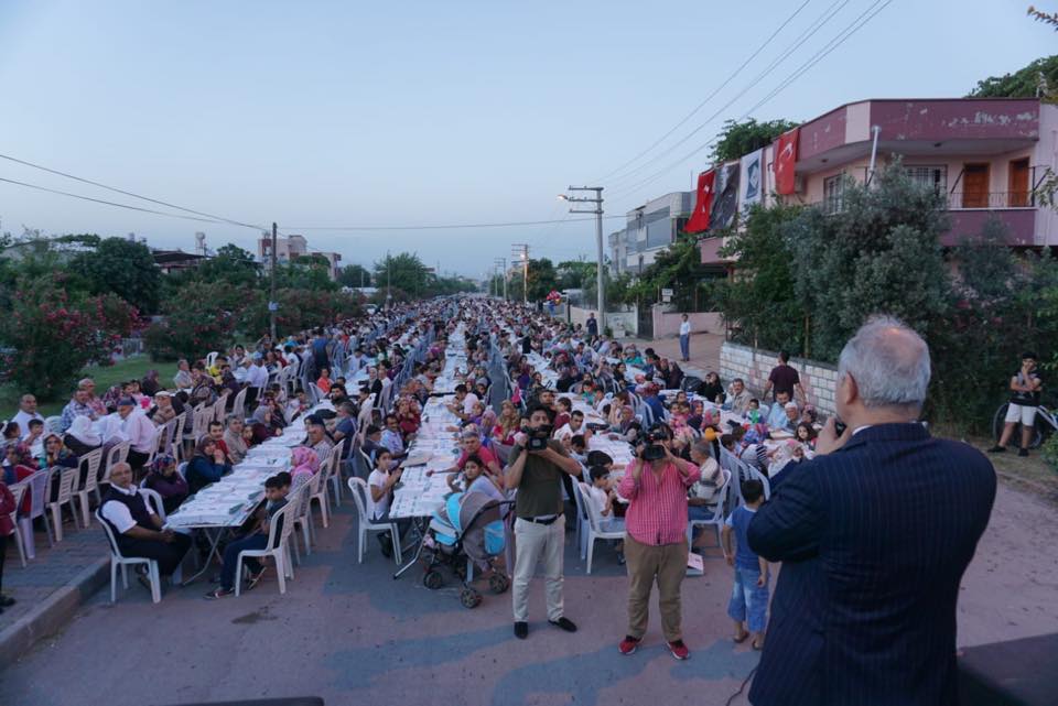 Binlerce mahalleli iftar sofrasında buluştu