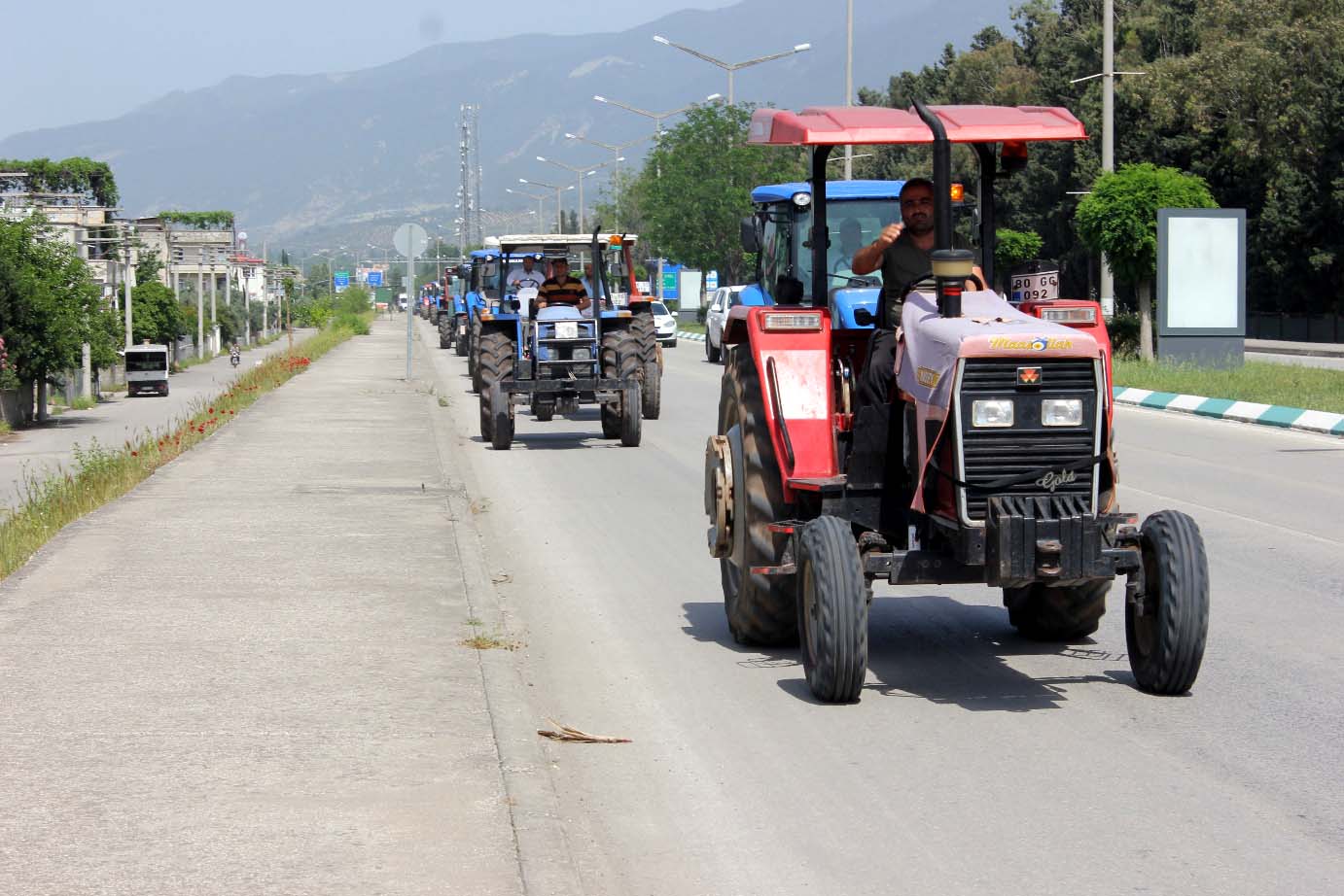 Su sıkıntısı çeken çiftçilerden traktörlü eylem