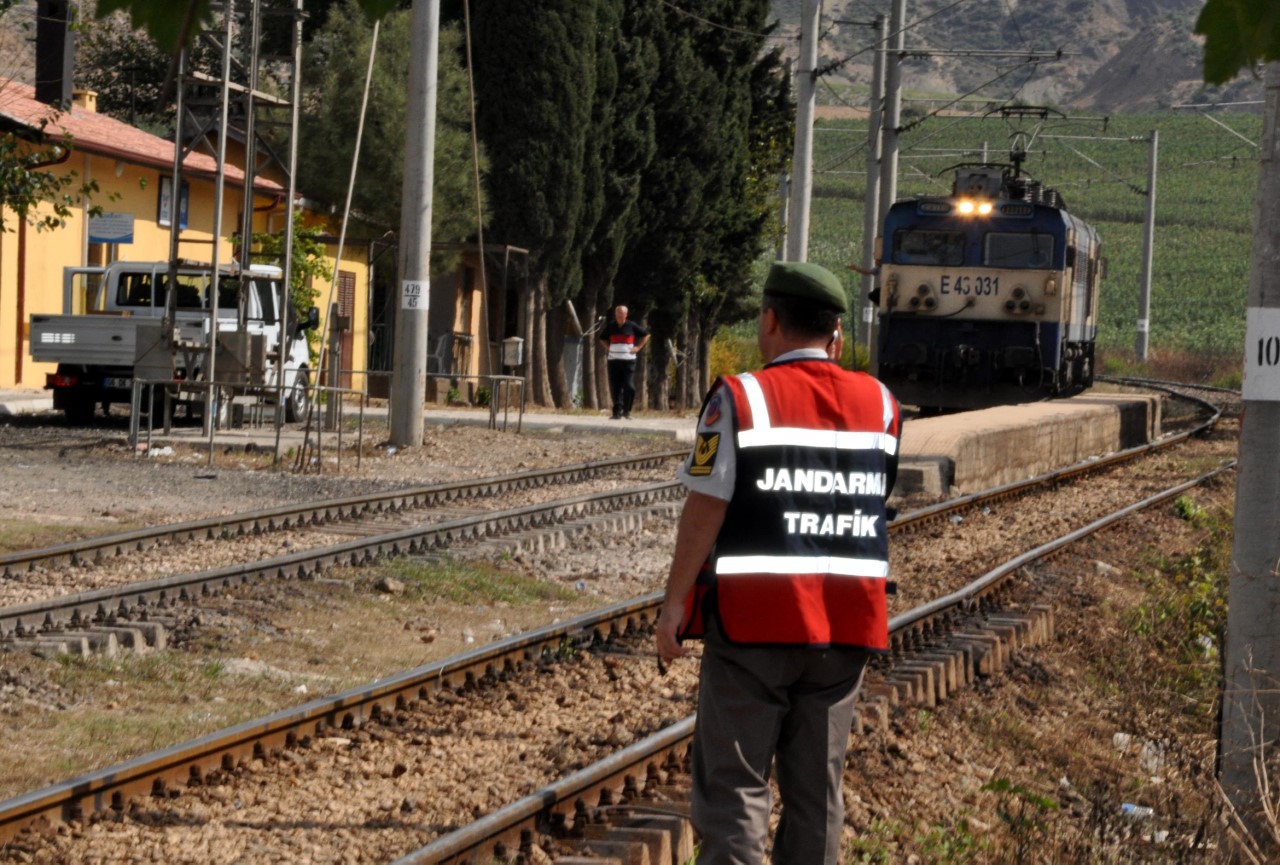 FETÖ`den aranan iki kişi trende yakalandı