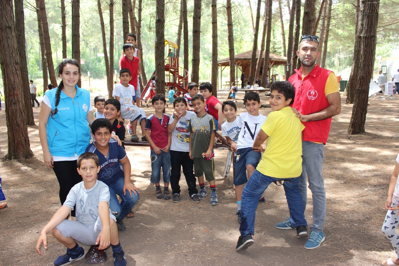 Türk ve Suriyeli gençler piknikte gönüllerince eğlendi