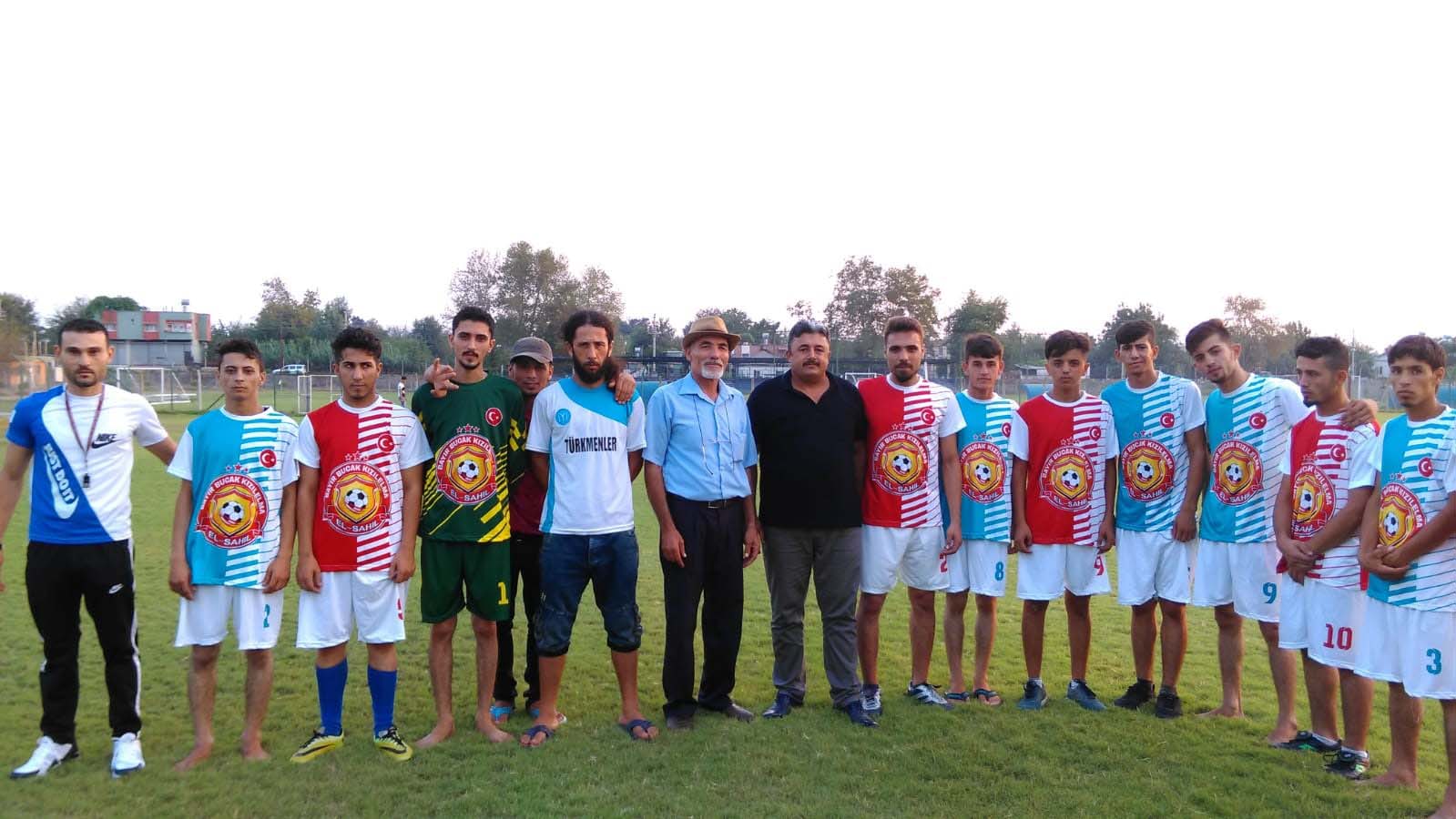 Futbol turnuvasına katılacak olan Suriyeli gençlere forma