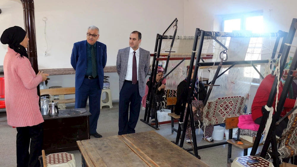 İŞKUR Yetkililerinden kilim dokuma kursuna ziyaret