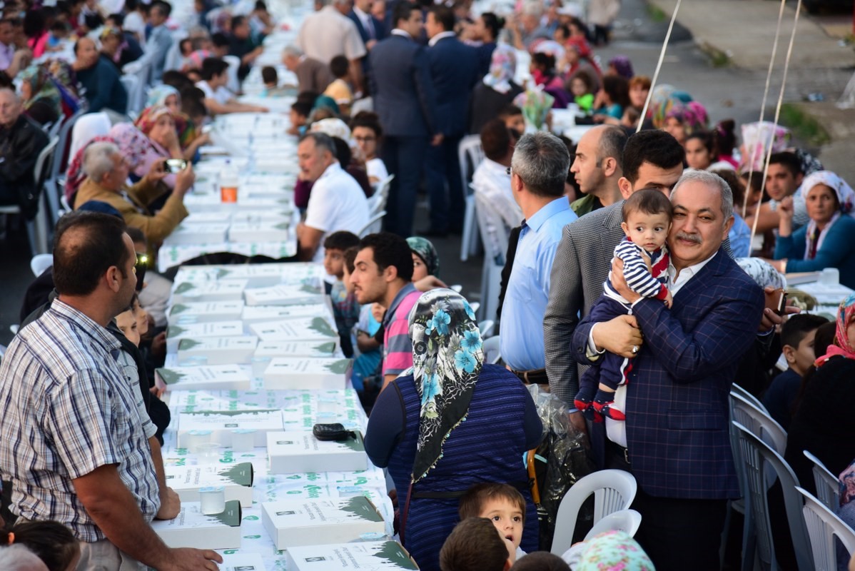 Osmaniye Belediyesi Ramazan`da kimsenin aç kalmaması için bölgesel iftar yemeklerini sürdürüyor
