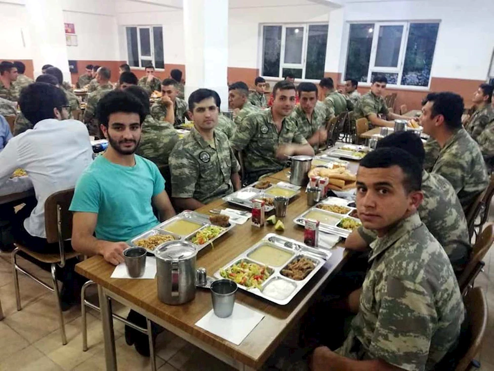 Vali Coşkun iftarını Mehmetçikle birlikte yaptı