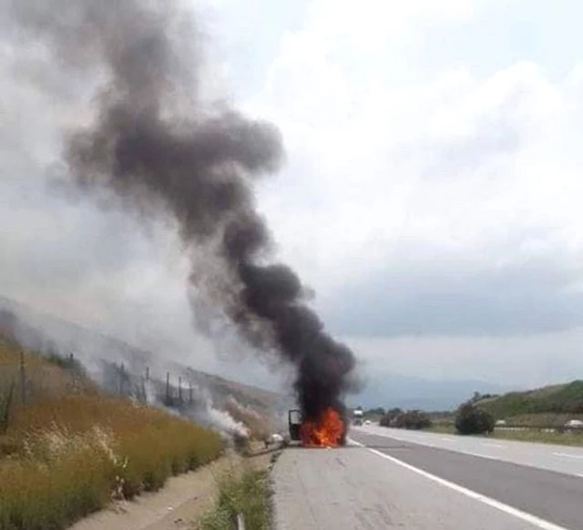 Erzin Otobanında Kamyonet içindeki eşyalarla yandı!