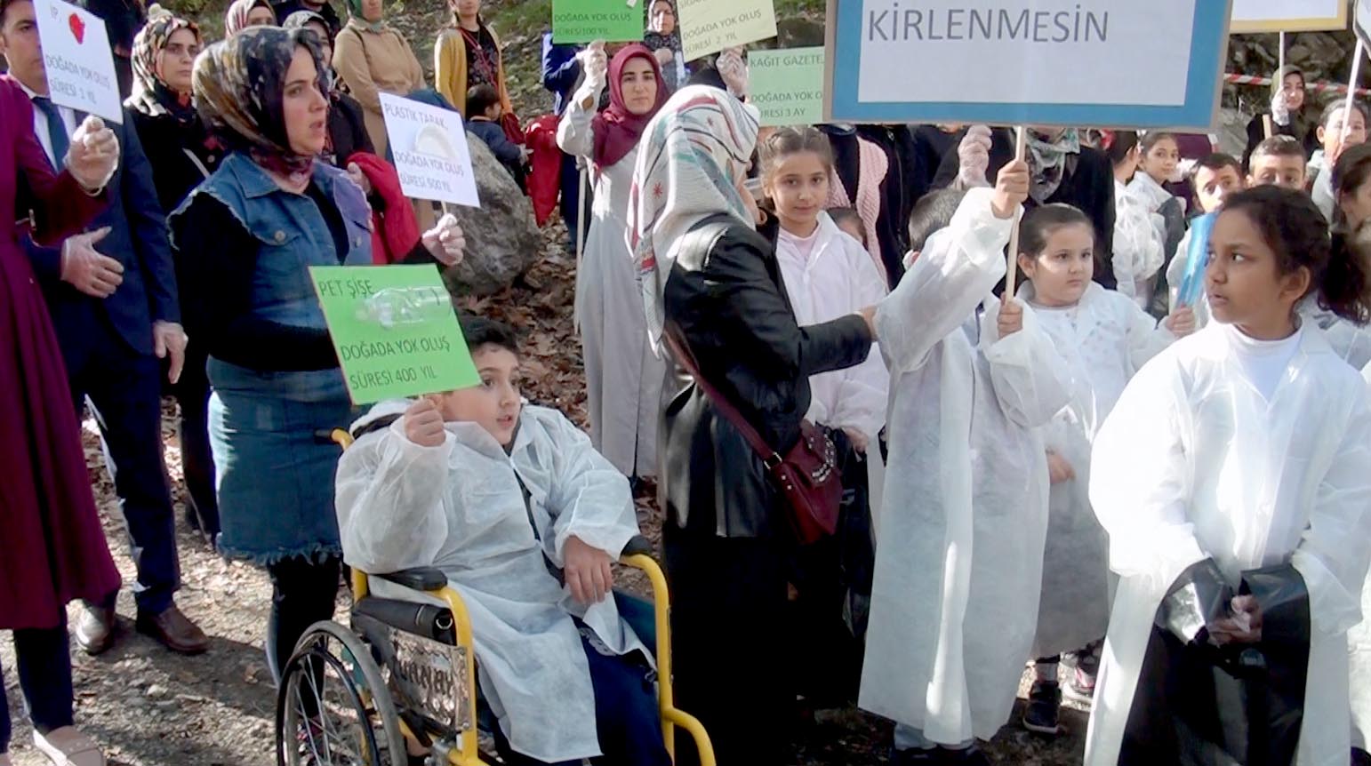 Öğrenciler, Karaçay Vadisinde çevre temizliği yaptı