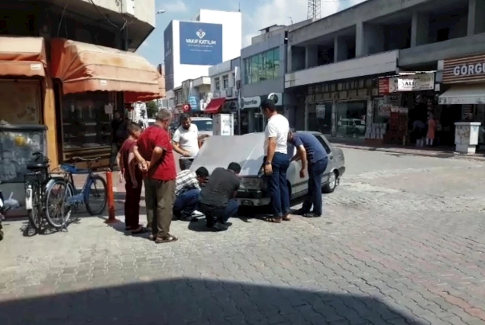 Araç kaputuna giren kedi kurtarıldı