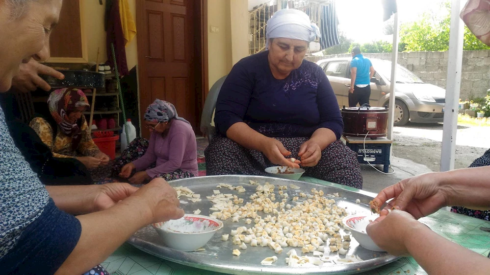 İftar sofralarının vazgeçilmezi mantı imece usulü yapılıyor