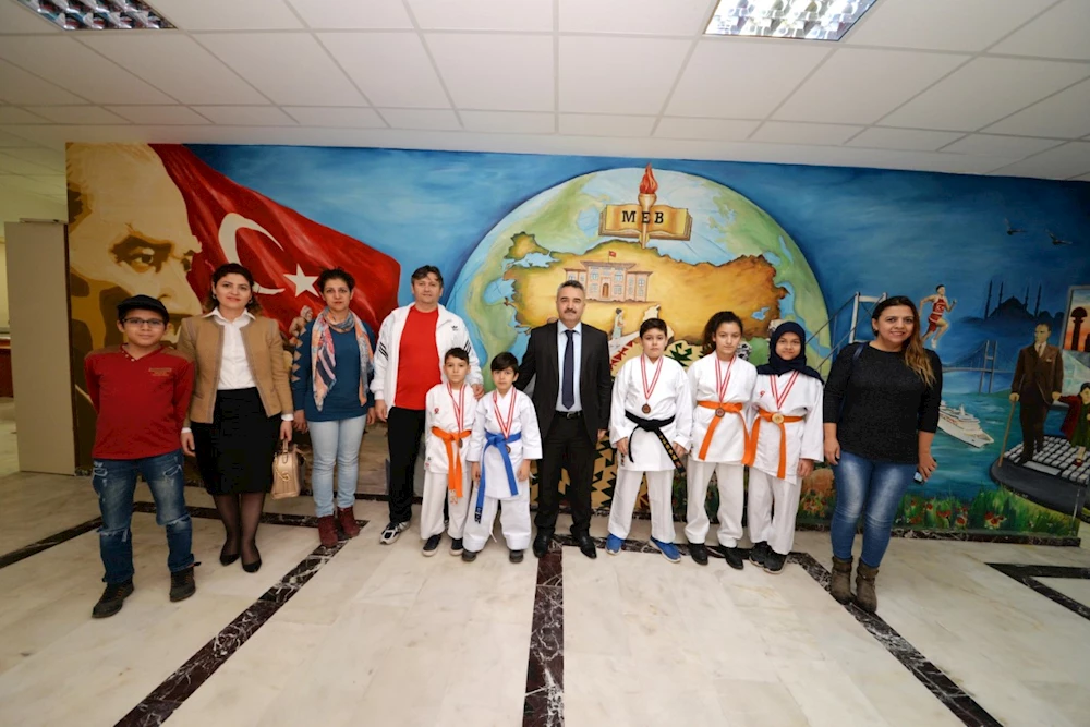 Başarılı karatecilerden Müdür Çelik`e ziyaret