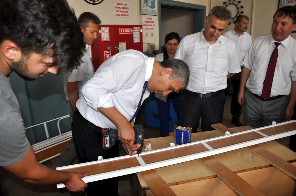 O öğrenciler, okulda çalışıp mesleklerini öğrenirken parada kazanıyorlar