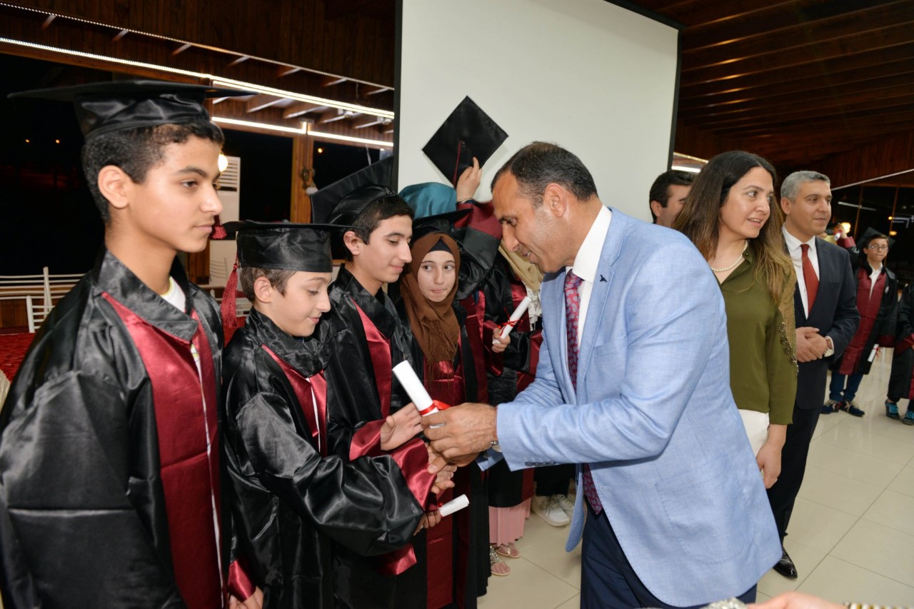 Suriyeli ortaokul öğrencileri için mezuniyet töreni