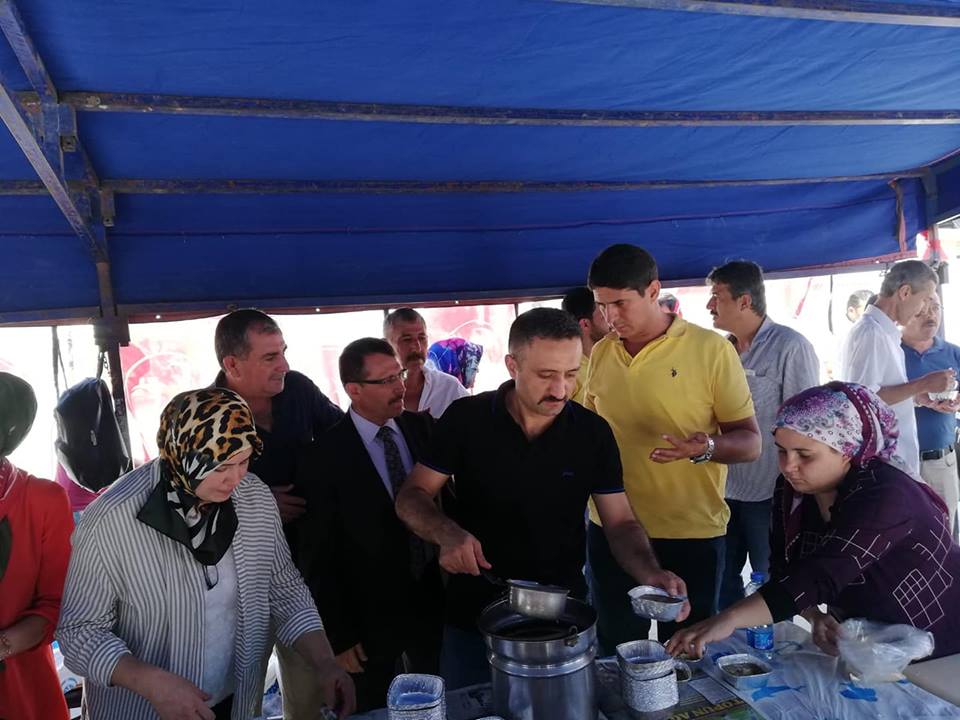Erzin MHP kadın kollarından aşure dağıtımı