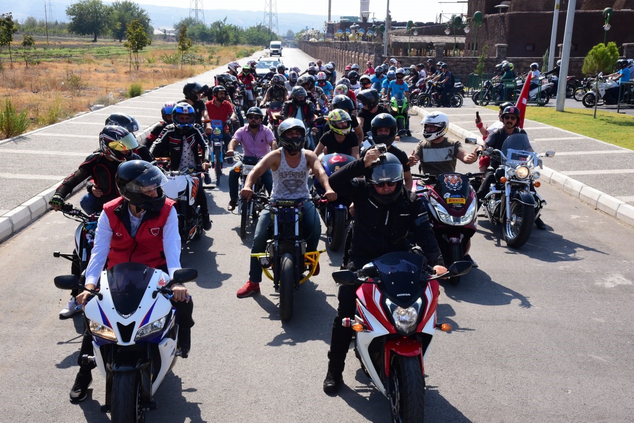 Osmaniye`de Motosiklet Tutkunları Şehir Turu Attı