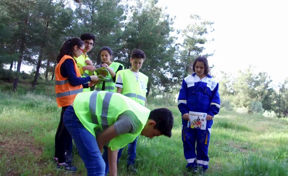 Öğrenciler çam tohumlarını toprakla buluşturdu