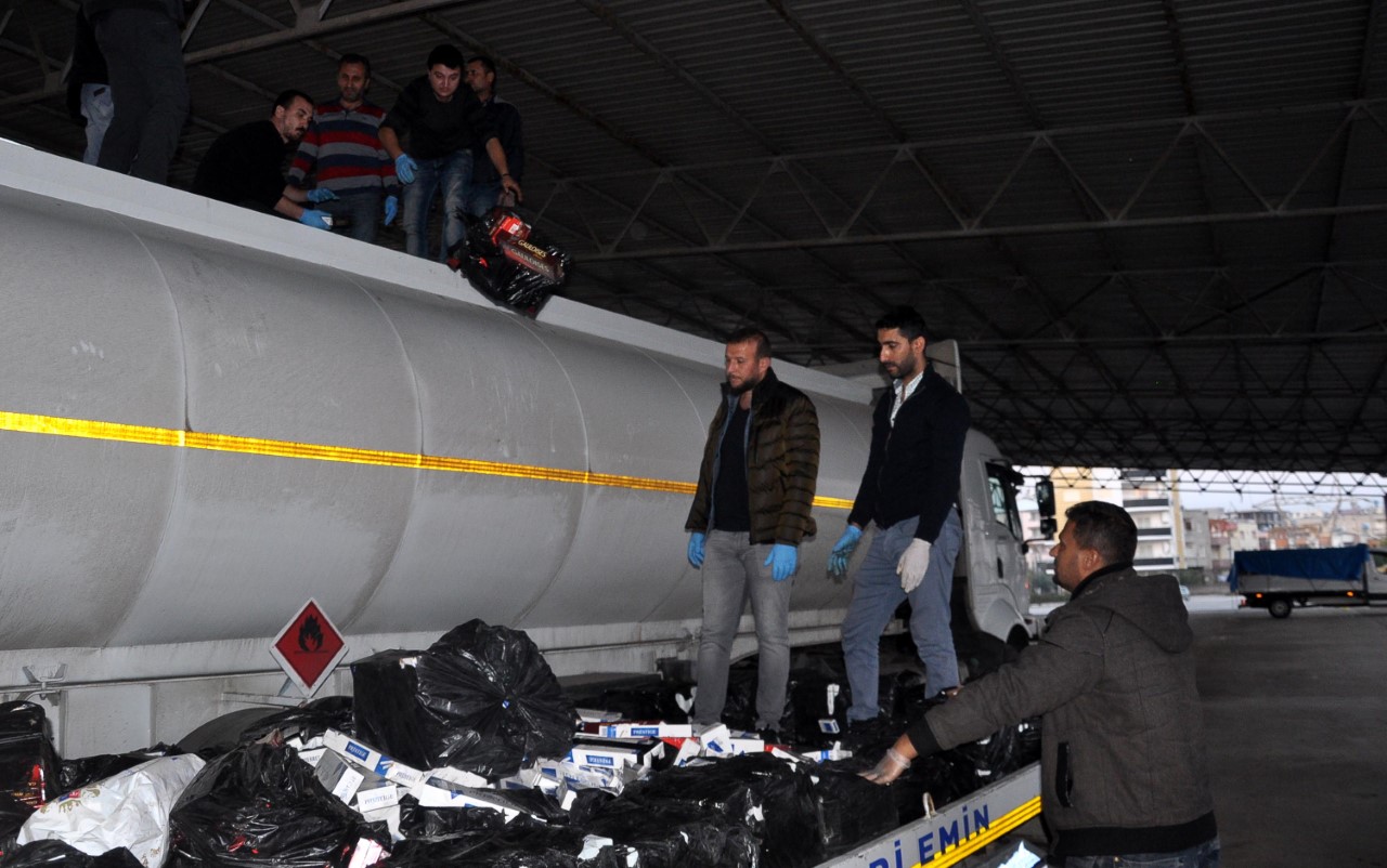 Yakıt tankerindeki zuladan kaçak sigara çıktı