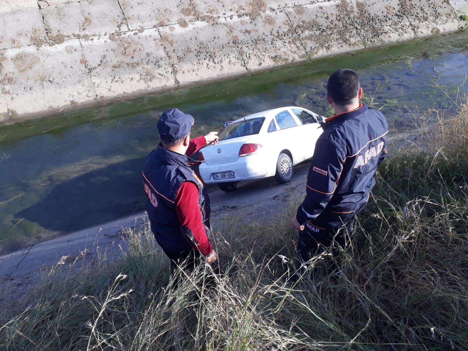 Otomobil sulama kanalına devrildi: 1`i çocuk, 3 yaralı