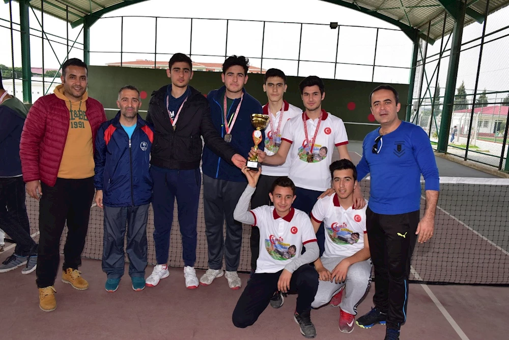 Genç tenisçiler ödüllendirildi