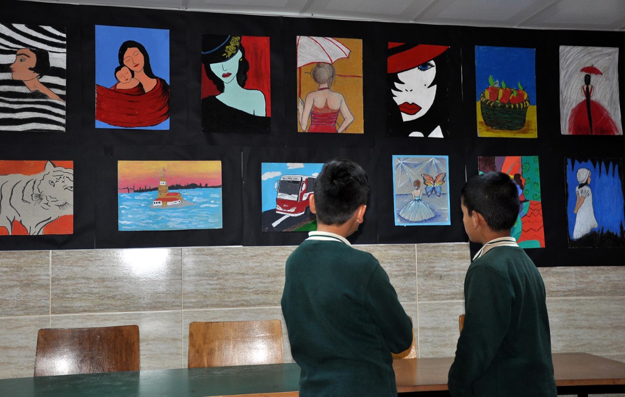 Öğrenciler, görsel sanatlarında yaptıkları eserleri sergiledi